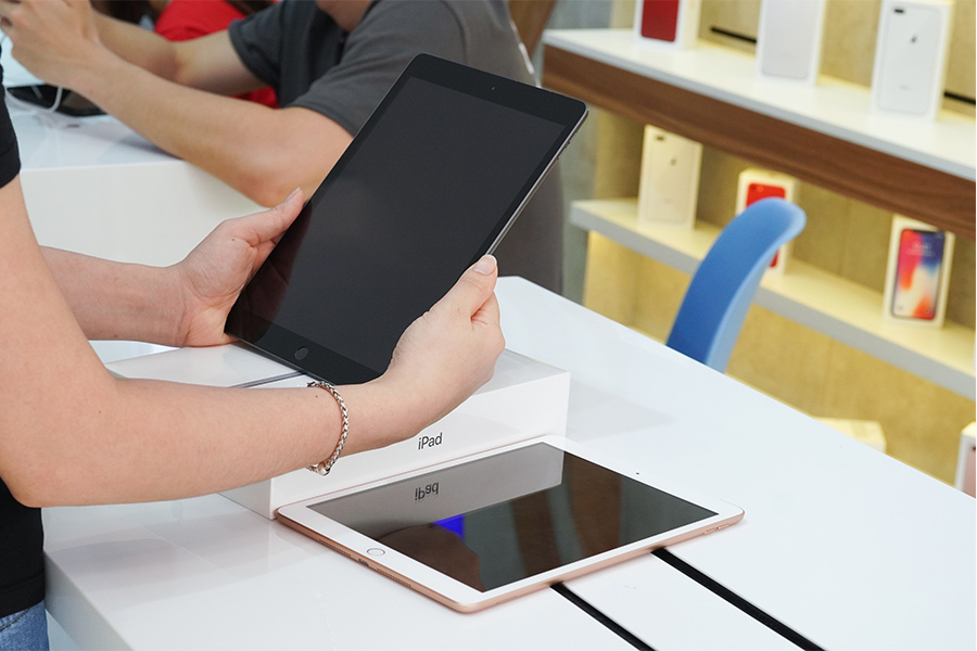 Khách hàng trải nghiệm iPad 10.2 tại Điện Thoại Mới